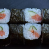 Макі рол з копченим лососем і огірком ПанPizza Sushi